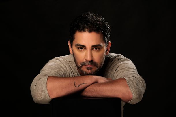 Hernán Piquín debuta en el Teatro Astral con Me verás volver, algunas historias comienzan con una canción