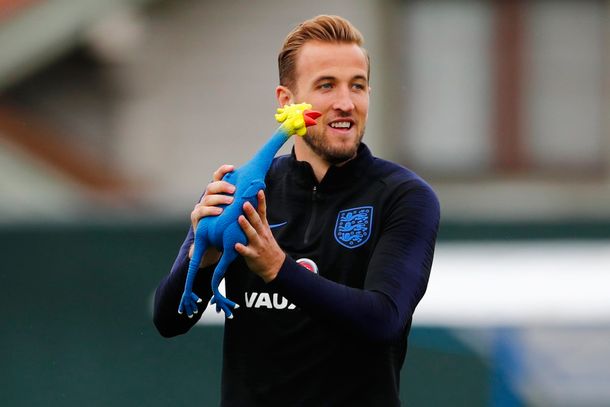 La Selección de Inglaterra se prepara para la semifinal ¡con gallinas de goma!