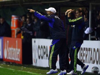Sampaoli junto a Beccacece dirigiendo a la U de Chile en La Bombonera