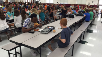 una estrella del futbol americano se sento a comer con un chico autista una estrella del futbol americano se sento a comer con un chico autista