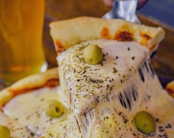 Este bodegón porteño se destaca por ofrecer las mejores pizzas de Buenos Aires.