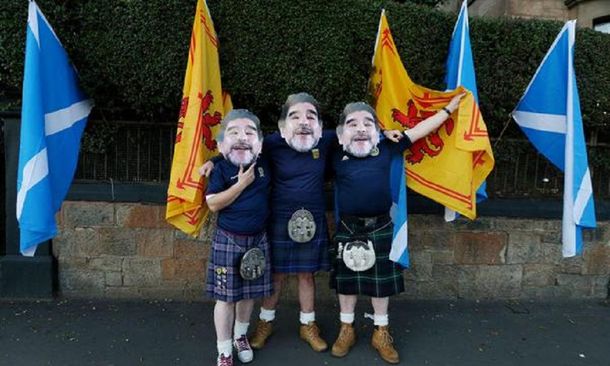 Para cargar a los ingleses, hinchas de Escocia se disfrazaron de Maradona