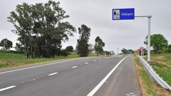 La ruta 15 une a la localidad de Velázquez con la ciudad de Rocha, capital del departamento homónimo. La ruta 15 une a la localidad de Velázquez con la ciudad de Rocha, capital del departamento homónimo.