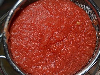 Prohibieron una conserva de tomates, un suplemento hormonal y un polvo para uñas