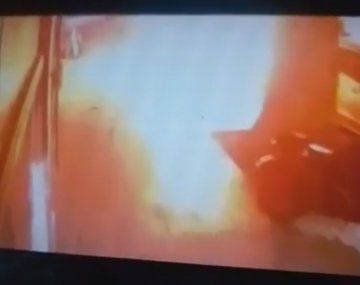 Así quemaron dos autos en Villa del Parque: el joven es buscado intensamente