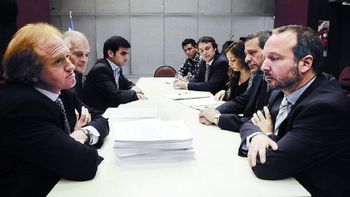 ley de medios: la camara ratifico el freno a la adecuacion de oficio del grupo clarin ley de medios: la camara ratifico el freno a la adecuacion de oficio del grupo clarin