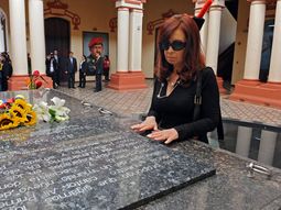 cristina visito la tumba de hugo chavez junto a nicolas maduro cristina visito la tumba de hugo chavez junto a nicolas maduro