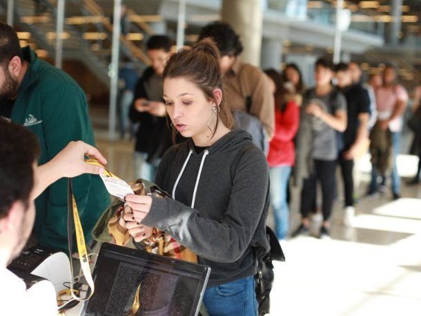 Expo Empleo BA llegó a La Rural y se registra una larga fila de personas en búsqueda de ofertas laborales