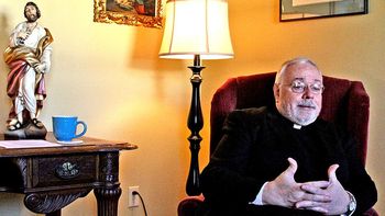 encuentran a un cura teniendo sexo en un cementerio