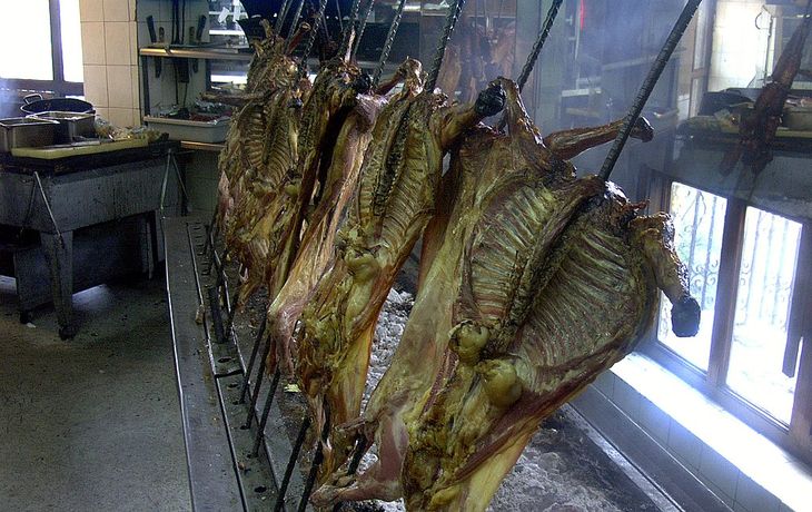 Una familia gasta más de $9 mil para comer cabrito en Cosquín