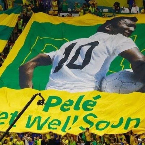 Brasil sacó una bandera en honor a Pelé en el minuto 10