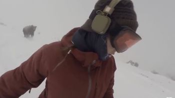 video: hacia snowboard y escuchaba musica y no se dio cuenta que un oso la perseguia video: hacia snowboard y escuchaba musica y no se dio cuenta que un oso la perseguia
