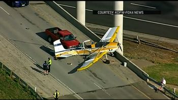 aterrizo su avioneta en una autopista durante la hora pico aterrizo su avioneta en una autopista durante la hora pico