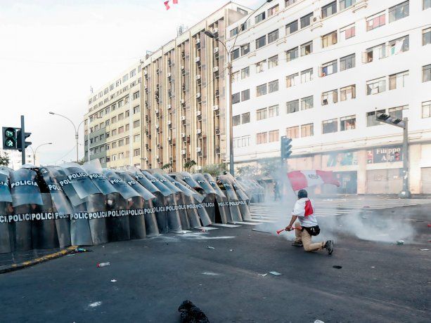 Al menos 6 muertos en Perú tras el levantamiento del toque de queda