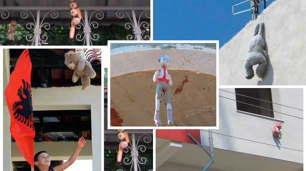 El secreto que esconden estos peluches colgados en las puertas