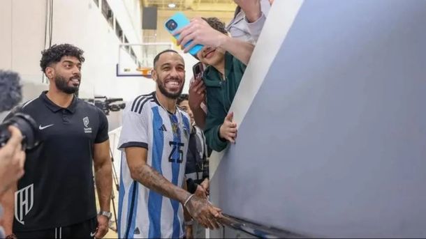 Pierre-Emerick Aubameyang se puso la camiseta de la Selección Argentina y generó revuelo