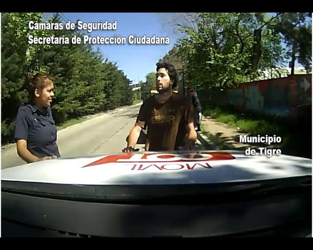 Estaba golpeado, huyó y se tiró al río: mirá el video