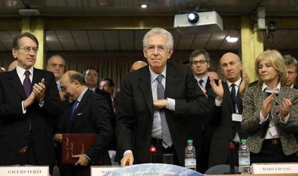 Renunció el primer ministro de Italia, Mario Monti