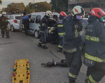 Un muerto y 10 heridos en choque múltiple entre 5 autos