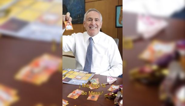 El embajador de Estados Unidos consiguió figuritas y salió en el primer paquete la más buscada