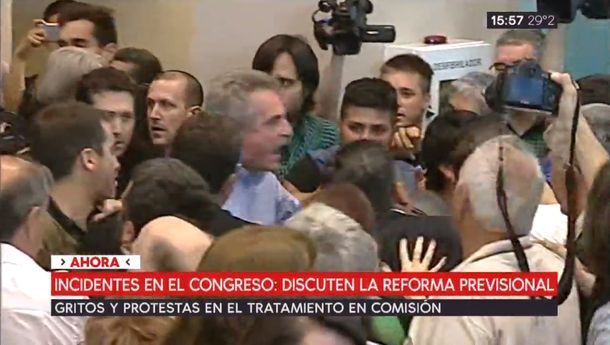 El macrismo logró dictamen para debatir la reforma previsional en medio de un escandaloso trámite en comisiones