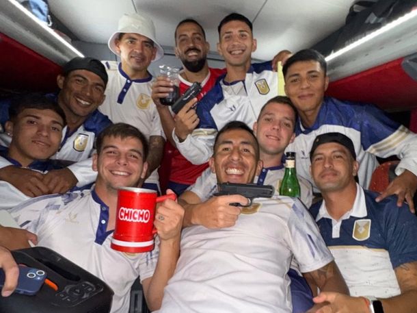 Escándalo en el ascenso: jugadores de Tucumán Central se fotografiaron con armas y alcohol