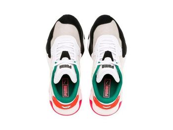 Polémica mundial por unas zapatillas que se parecen a Hitler