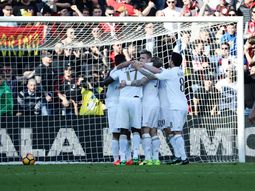 Todos abrazan al colombiano ante las quejas de los rivales Todos abrazan al colombiano ante las quejas de los rivales