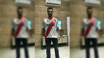 La primera foto de Scocco con la camiseta de River La primera foto de Scocco con la camiseta de River