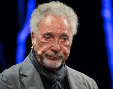 Tom Jones reapareció tras la muerte de su esposa y no pudo evitar las lágrimas