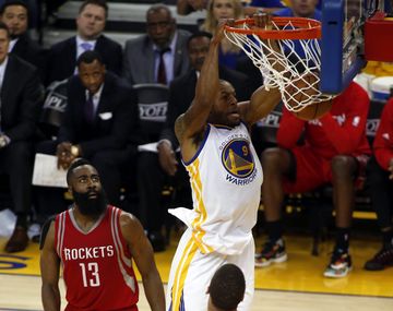 ¿Lo hace a propósito? Mirá lo mal que defiende esta estrella de la NBA