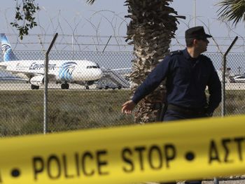 Se entregó el secuestrador del avión de EgyptAir