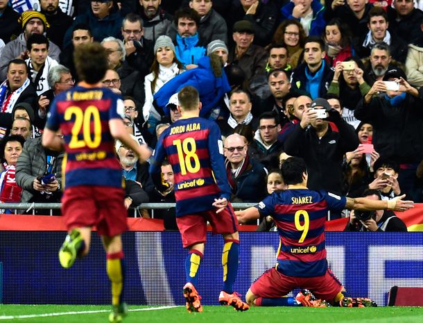 Con la vuelta de Messi, el Barcelona aplastó al Madrid y sigue como líder