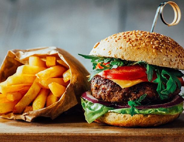 Por favor escupila: el desagradable ingrediente que descubrió un hombre en su hamburguesa