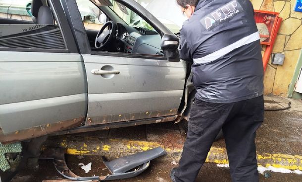 Encuentran 141 panes de marihuana escondidos en distintas partes de un auto