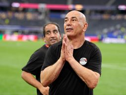 no se vio en tv: el dt de egipto protagonizo un tenso cruce con hinchas y fotografos