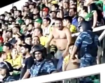 VIDEO: El vergonzoso gesto racista de un hincha de Defensa y Justicia para el Santos