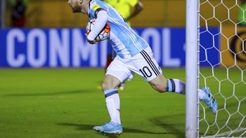 Con un triplete, Messi se lleva la pelota Con un triplete, Messi se lleva la pelota