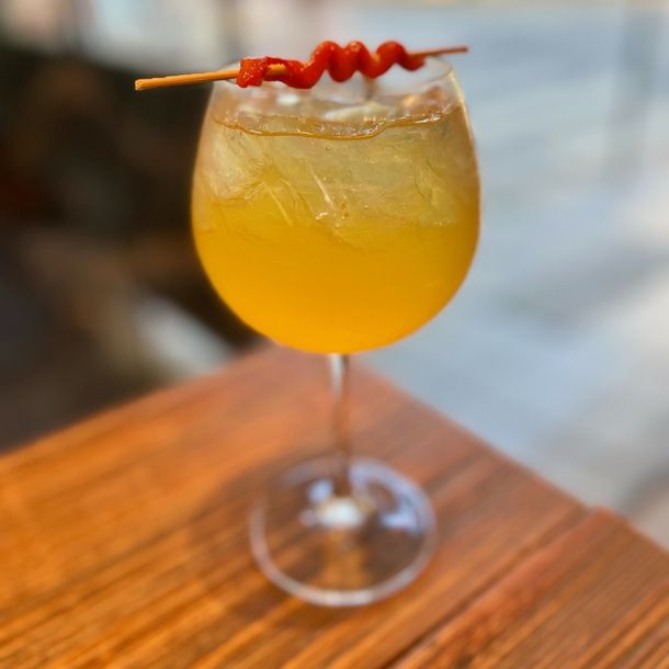 Un aperitivo exótico a base de vermú blanco, mandarinas, cúrcuma y sidra, por el equipo de barra de Jornal Un aperitivo exótico a base de vermú blanco, mandarinas, cúrcuma y sidra, por el equipo de barra de Jornal