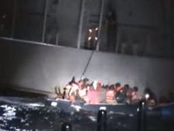 video: guardacostas intento hundir balsa con 30 refugiados en alta mar video: guardacostas intento hundir balsa con 30 refugiados en alta mar
