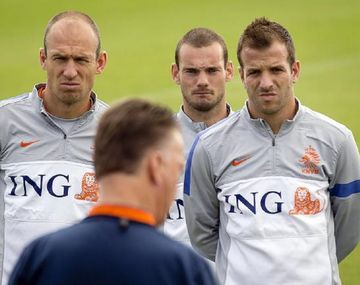 Louis Van Gaal dando una charla técnica a las estrellas de Holanda en 2014