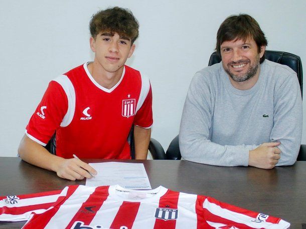 Debutó en la primera de Estudiantes a los 17 años y así lo recibieron en el colegio