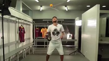 a lo maradona: neymar mostro toda su habilidad ¡con una naranja! a lo maradona: neymar mostro toda su habilidad ¡con una naranja!