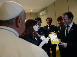la presidente manifesto su alegria por el regalo del papa la presidente manifesto su alegria por el regalo del papa