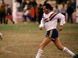 Fanático de River, Menem también vistió los colores de Boca: ¿cuándo fue?