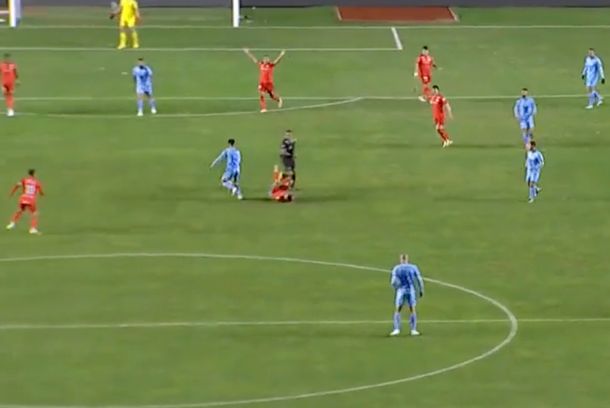 Inédito: el árbitro argentino de Bolívar vs Inter empujó a un jugador y generó una chance de gol