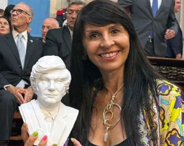 Diputada nacional Lorena Villaverde con un busto de Javier Milei.