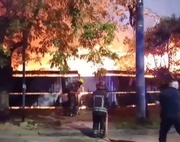 Un voraz incendio destruyó una vivienda en Vicente López: las imágenes