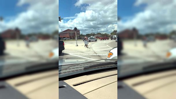 Madre e hija pasaron horas en la autopista para que ella declare su infracción