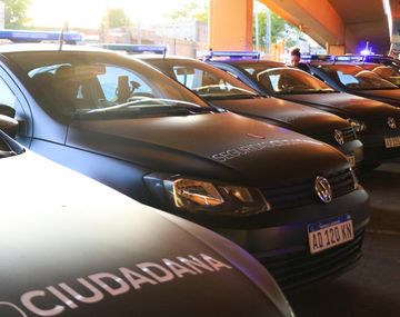 Cien móviles patrullan las calles de Lanús para garantizar el aislamiento social